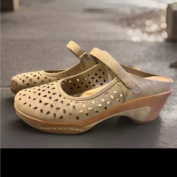 Rialto Women’s Size 11 Vienna Clogs Tan Mary Janes Wedge Heels Perforated - Picture 2 of 12